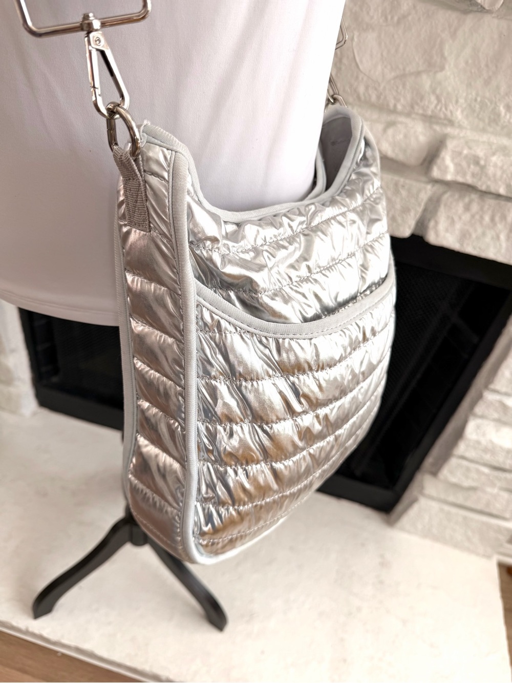 ah-dorned Metallic Silver Quilted Puffer Crossbody Bag Camo Strap - Picture 3 of 10